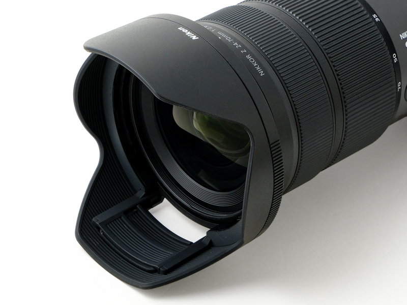 NIKKOR Z 24-70mm f/2.8 S II 렌즈에 장착된 HB-117 꽃무늬 렌즈 후드 전면부 모습