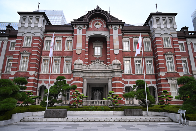 도쿄역 마루노우치 역사 전경 – 붉은 벽돌 외벽과 대칭적인 건축 양식
