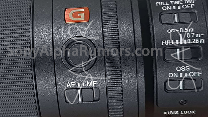 소니 100mm f/2.8 GM OSS 매크로 렌즈의 조작성 세부. G Master 로고, AF/MF 전환 스위치, OSS 손떨림 보정 스위치, 풀타임 DMF 스위치, IRIS LOCK 기능이 표시되어 있다.