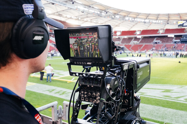 ARRI ALEXA 35 Live 시스템과 LPM-1 모니터를 활용해 경기장에서 라이브 촬영 중인 카메라맨