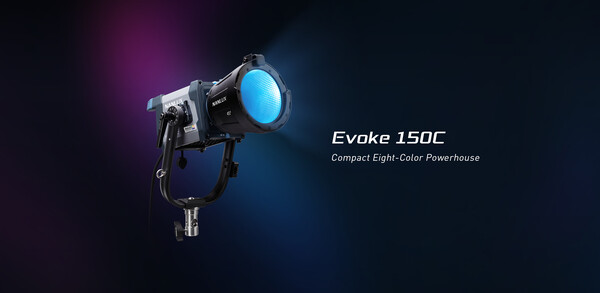 파란빛을 발산하는 NANLUX Evoke 150C 조명 제품, 검은 배경 위에 'Compact Eight-Color Powerhouse' 문구와 함께 소개되는 모습