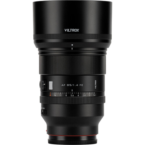 Viltrox Pro AF 85mm f/1.4 FE 렌즈 전면 이미지. 대형 후드가 장착된 상태로 조리개 링과 AF 전환 스위치가 보인다.