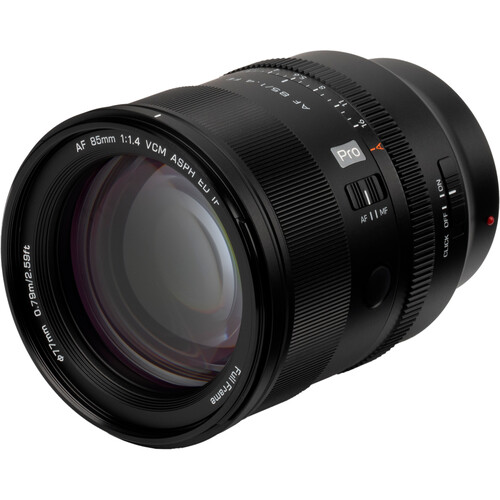 Viltrox Pro AF 85mm f/1.4 FE 단렌즈 사선 전면 이미지. 렌즈 전면 유리와 Pro 로고, AF/MF 스위치, 조리개 눈금이 선명하게 표시되어 있다.