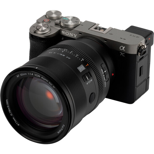 소니 α7C II 카메라에 장착된 Viltrox Pro AF 85mm f/1.4 FE 렌즈. 컴팩트한 바디와 대구경 단렌즈의 조합을 보여준다.