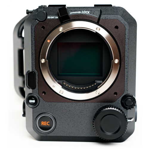 Fujifilm GFX ETERNA 55 대형 포맷 센서와 렌즈 마운트 클로즈업 – 102MP CMOS II HS 센서 탑재