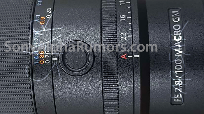 소니 100mm f/2.8 GM OSS 매크로 렌즈 측면 모습. 초점 거리 및 배율 스케일, 조리개 링, FE 2.8/100 MACRO GM 마킹이 보인다.
