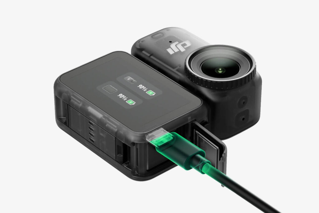 DJI Osmo Nano 본체와 Vision Dock 충전 독이 연결된 모습, USB-C 케이블을 통한 고속 충전 상태