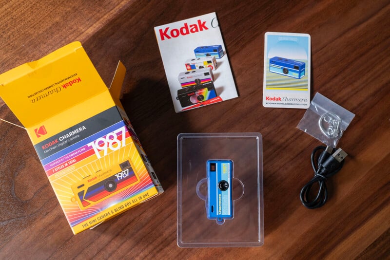 Kodak Charmera 구성품: 카메라, 박스, 설명서, USB 케이블, 키체인