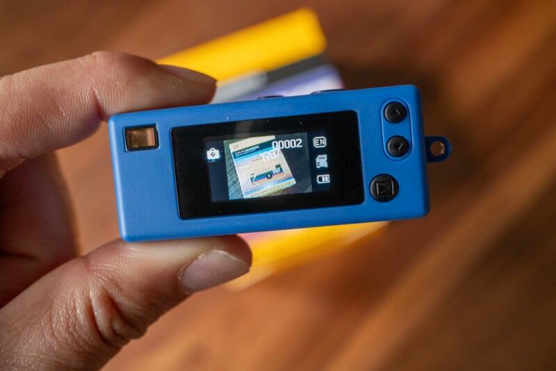 Kodak Charmera 블루 미니 카메라 LCD 화면에 샘플 사진 표시된 모습