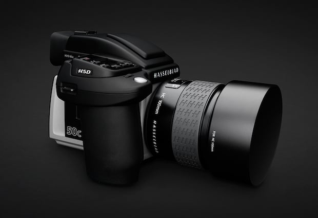 핫셀블라드 H5D-50c 중형 카메라와 HC 100mm 렌즈, 어두운 배경 제품 사진