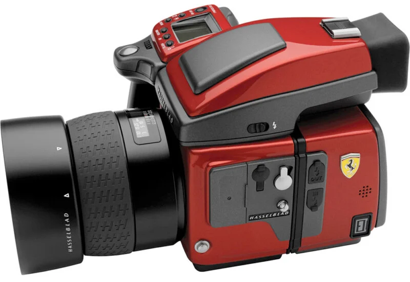 붉은색 바디와 페라리 로고가 새겨진 핫셀블라드 H4D-40 Ferrari 에디션 카메라