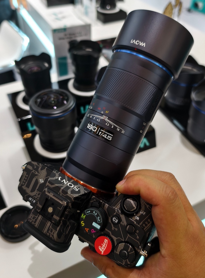 Sony 미러리스 카메라에 장착된 Laowa AF 180mm f/4.5 Macro 렌즈 – 크리에이터용 접사 촬영 세팅