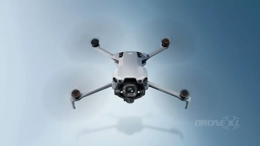 DJI Mini 5 Pro 드론 비행 장면, 하늘 위에서 촬영 중인 전면 뷰