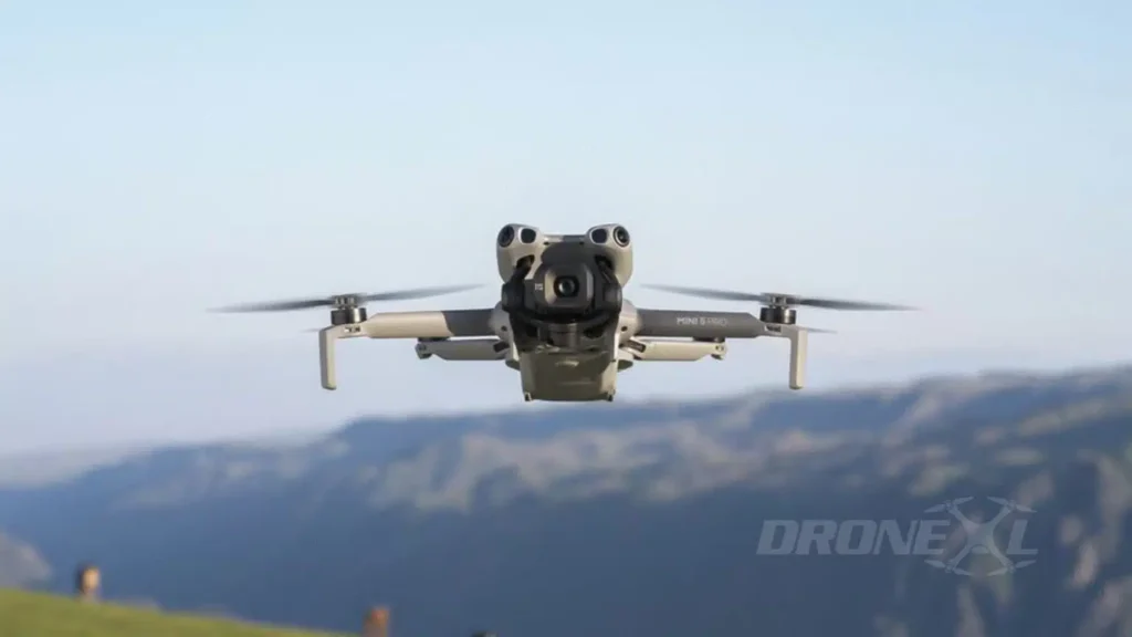 DJI Mini 5 Pro 드론 전명 비행 장면, 카메라 짐벌과 장애물 센서 탑재