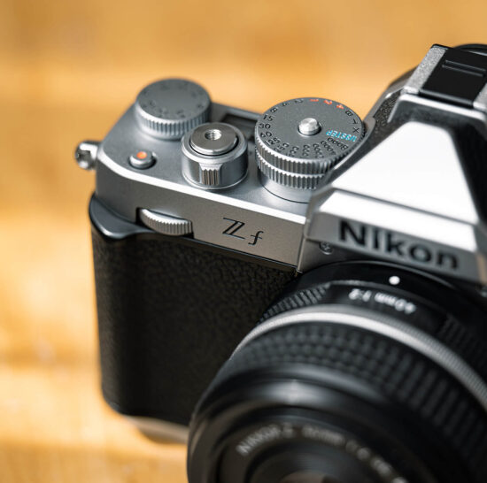 Nikon Zf 실버 에디션 카메라 상단 다이얼과 로고 클로즈업