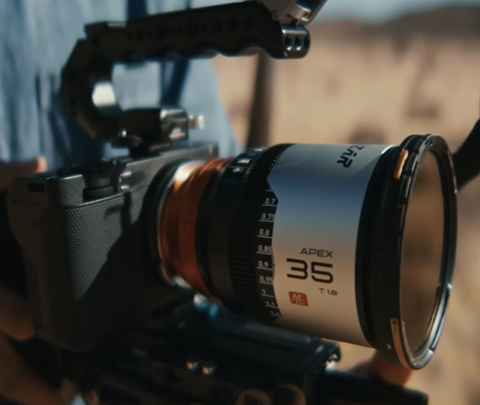 영화 촬영용 리그에 장착된 카메라와 Sirui APEX 35mm T1.8 시네 렌즈 클로즈업