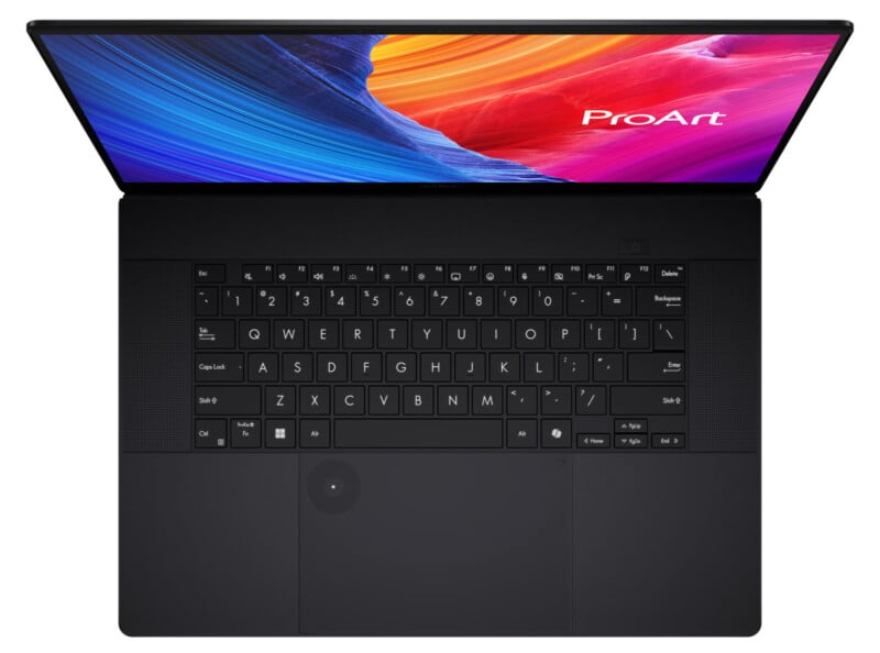 Asus ProArt P16 키보드와 트랙패드 상단 뷰