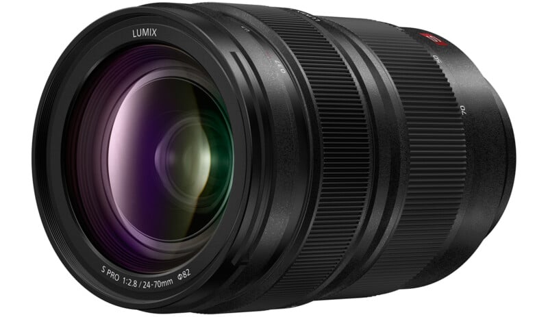 Panasonic LUMIX S PRO 24-70mm F2.8 렌즈 전면 이미지. 대형 전면 렌즈 유리와 줌·포커스 링이 보이며, 82mm 필터 구경과 S PRO 마크가 표시되어 있다.