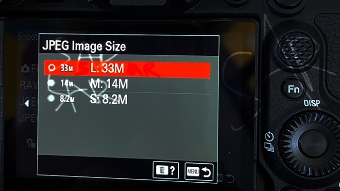 Sony A7V 카메라 후면 LCD 화면에 표시된 메뉴, JPEG 이미지 크기 옵션에서 33MP, 14MP, 8.2MP 선택지가 보이는 장면