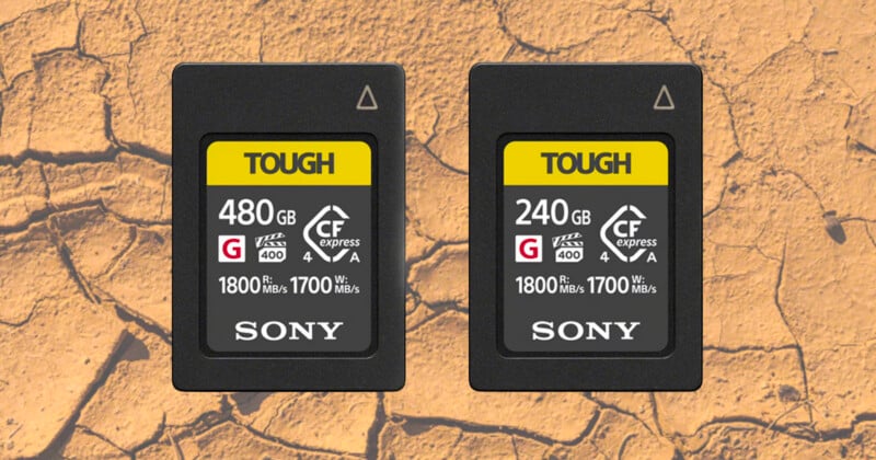 소니 CFexpress 4.0 Type A Tough 메모리카드 480GB와 240GB 모델이 건조한 균열이 간 흙 배경 위에 나란히 놓여 있는 제품 이미지