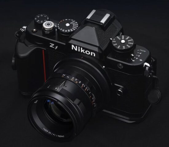니콘 Zf 카메라에 장착된 Thypoch Simera 50mm f/1.4 렌즈 블랙 모델