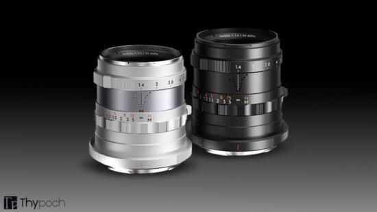 Thypoch Simera 50mm f/1.4 렌즈 블랙과 실버 모델 나란히 놓인 제품 사진, 빈티지 디자인 강조