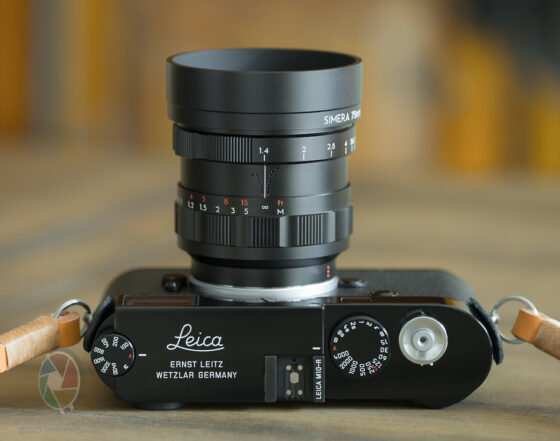 라이카 필름 카메라 상단에서 본 Thypoch Simera 75mm f/1.4 ASPH 렌즈, 조리개 눈금과 금속 마감