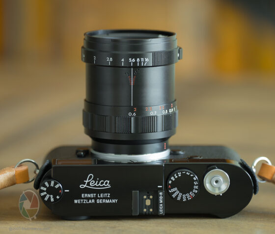 라이카 M 카메라에 장착된 Thypoch Simera 75mm f/1.4 ASPH 렌즈 정면 뷰, 초점 거리 및 조리개 수치 표시