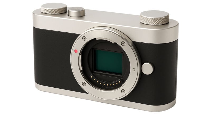 Esquisse Camera의 사선 뷰 – 금속 재질의 다이얼과 블랙 가죽 질감을 강조한 컴팩트 바디, 마이크로 포서즈 마운트와 이미지 센서 노출
