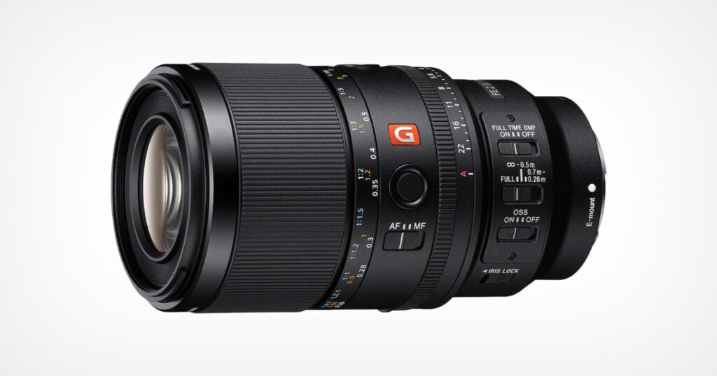소니 FE 100mm f/2.8 Macro G Master OSS 렌즈, E-마운트용 G Master 매크로 렌즈 디자인과 조작 스위치가 보이는 전면 사선 모습