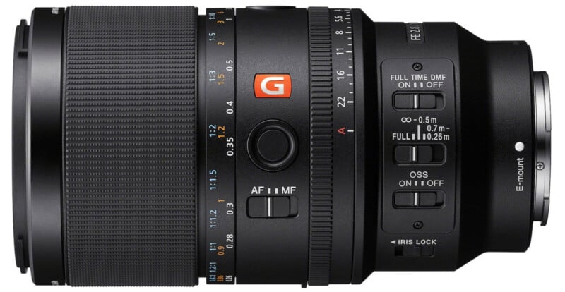 Sony FE 100mm f/2.8 Macro GM OSS 렌즈 측면 모습, AF/MF 스위치, OSS 손떨림 보정 스위치, 조리개 락 버튼 등 조작부 세부 디자인