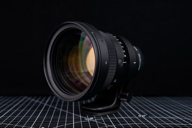 Sigma 135mm f/1.4 DG Art 렌즈 전면부 클로즈업, 거대한 전면 렌즈와 금속 바디가 강조된 모습
