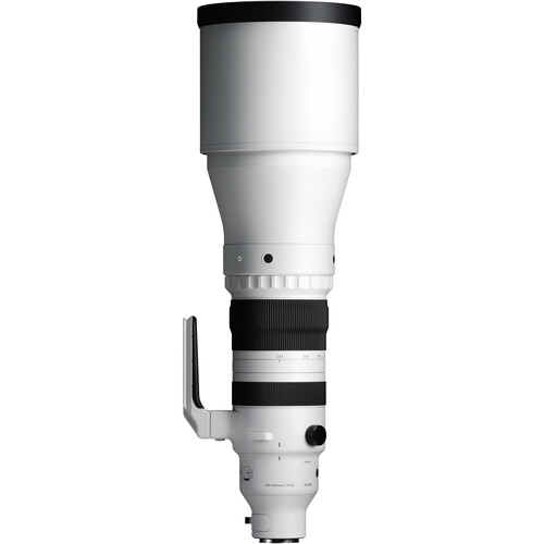 시그마 300-600mm F4 DG OS Sports 렌즈 제품 이미지. 대형 화이트 망원렌즈로, 금속 마운트와 삼각대 마운트 링이 장착되어 있으며 전면 후드가 길게 뻗은 형태다.