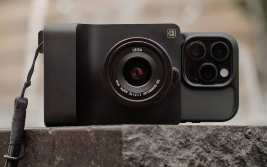 Leica 렌즈가 장착된 Camera Intelligence Caira, 아이폰과 결합된 모습