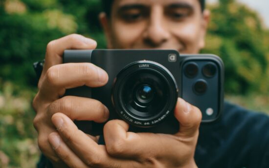 사용자가 Camera Intelligence Caira 카메라를 들고 촬영 중인 모습