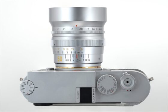 Leica M 필름 카메라에 장착된 DJ-Optical 50mm f/1.0 실버 렌즈, 상단에서 본 클래식한 조합.