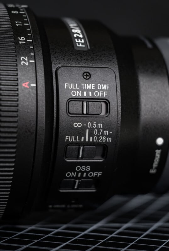 소니 100mm f/2.8 매크로 G 마스터 렌즈 측면의 스위치부 근접 사진.
FULL TIME DMF, 초점 거리 리미터, OSS 손떨림 보정 스위치가 세밀하게 표시되어 있다.
