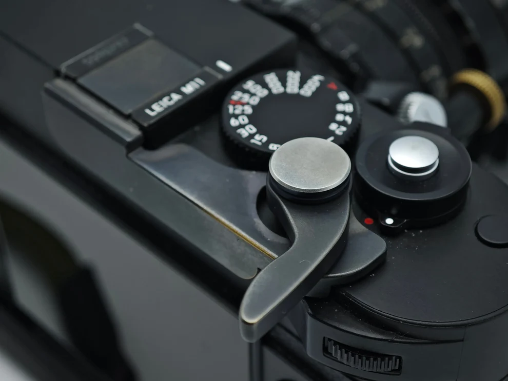 Leica M11 카메라 상단에 부착된 IDS Works 폴더블 엄지그립 클로즈업