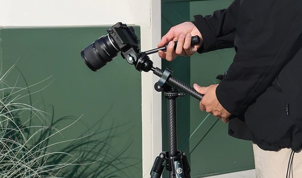 영상 촬영용 삼각대에 장착된 루믹스 카메라를 조작하는 사람의 모습. Ulanzi Glide Go 카본 삼각대 사용 장면.