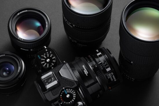 MonsterAdapter LA-FZ1 어댑터와 니콘 필름 시대 F마운트 렌즈들이 니콘 Z 시리즈 카메라와 함께 놓여 있는 모습