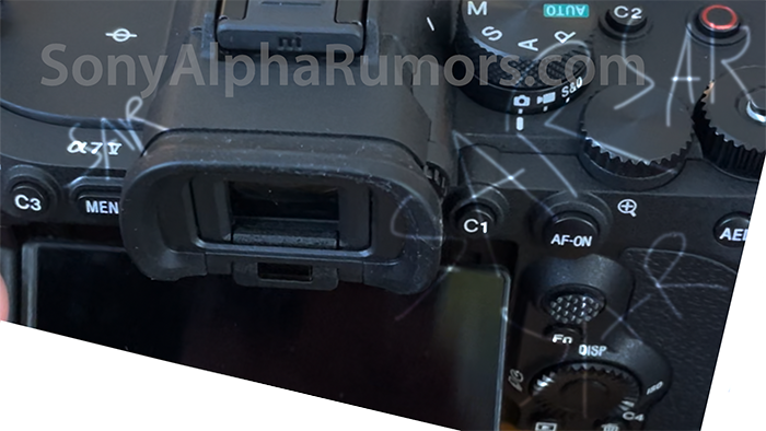 SonyAlphaRumors에서 공개한 소니 A7V 상단부 유출 이미지. EVF 주변과 C1, C3 버튼, 조작 다이얼 등이 보이며 A7V 로고가 새겨져 있다.