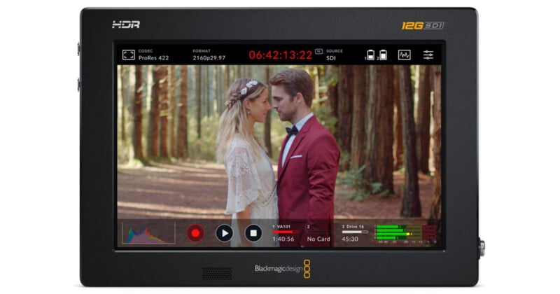 Blackmagic Video Assist 7인치 12G HDR 모니터 화면에 신랑신부 영상을 표시한 모습