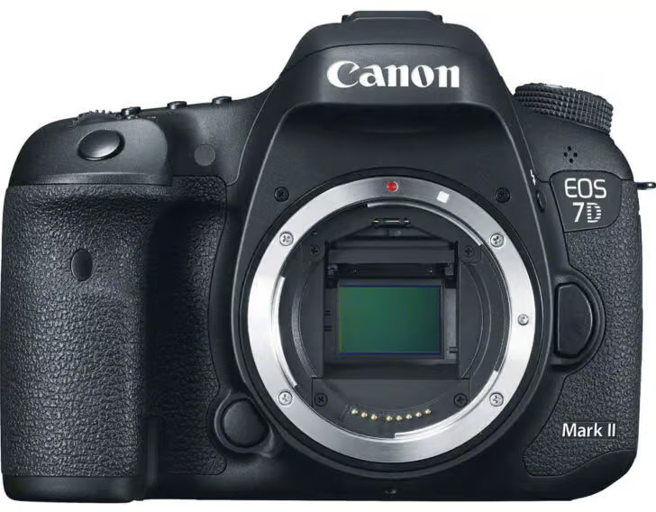 캐논 EOS 7D Mark II DSLR 카메라의 전면 이미지.
광학 뷰파인더를 탑재한 중급기 디자인으로,
센서와 미러가 보이는 구조이며
견고한 바디와 두꺼운 그립이 특징이다.
하단에는 ‘EOS 7D Mark II’ 로고가 표시되어 있으며,
캐논의 전통적인 DSLR 디자인 철학을 보여준다.