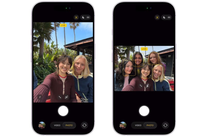 아이폰 카메라 앱 화면에 두 장의 셀피 장면이 비교로 표시되어 있다. 왼쪽은 두 명이 찍은 일반 셀피, 오른쪽은 자동으로 화각이 확장되어 네 명이 함께 프레임에 들어온 모습이다.