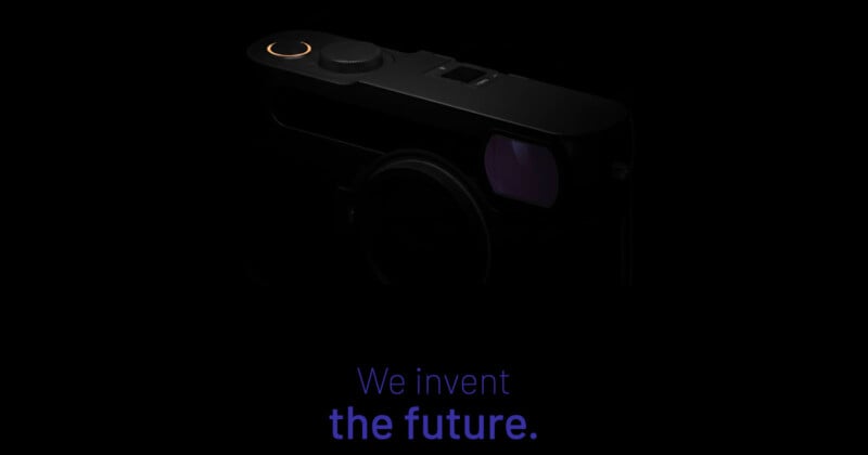 어둠 속에서 새로운 Pixii 카메라의 실루엣이 보이고, 아래쪽에 ‘We invent the future.’라는 문구가 파란색으로 표시된 티저 이미지.